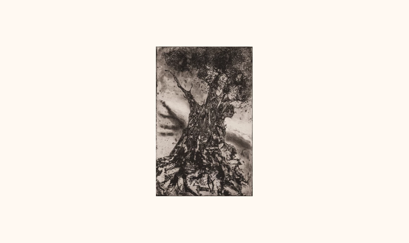 Gravure noir et gris d’un arbre aux racines noueuses, au centre d’une page beige, fond abstrait.