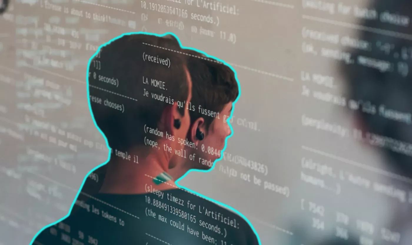 Profil d’une personne sur fond de code projeté, silhouette sombre contour cyan, ambiance technologie/informatique.