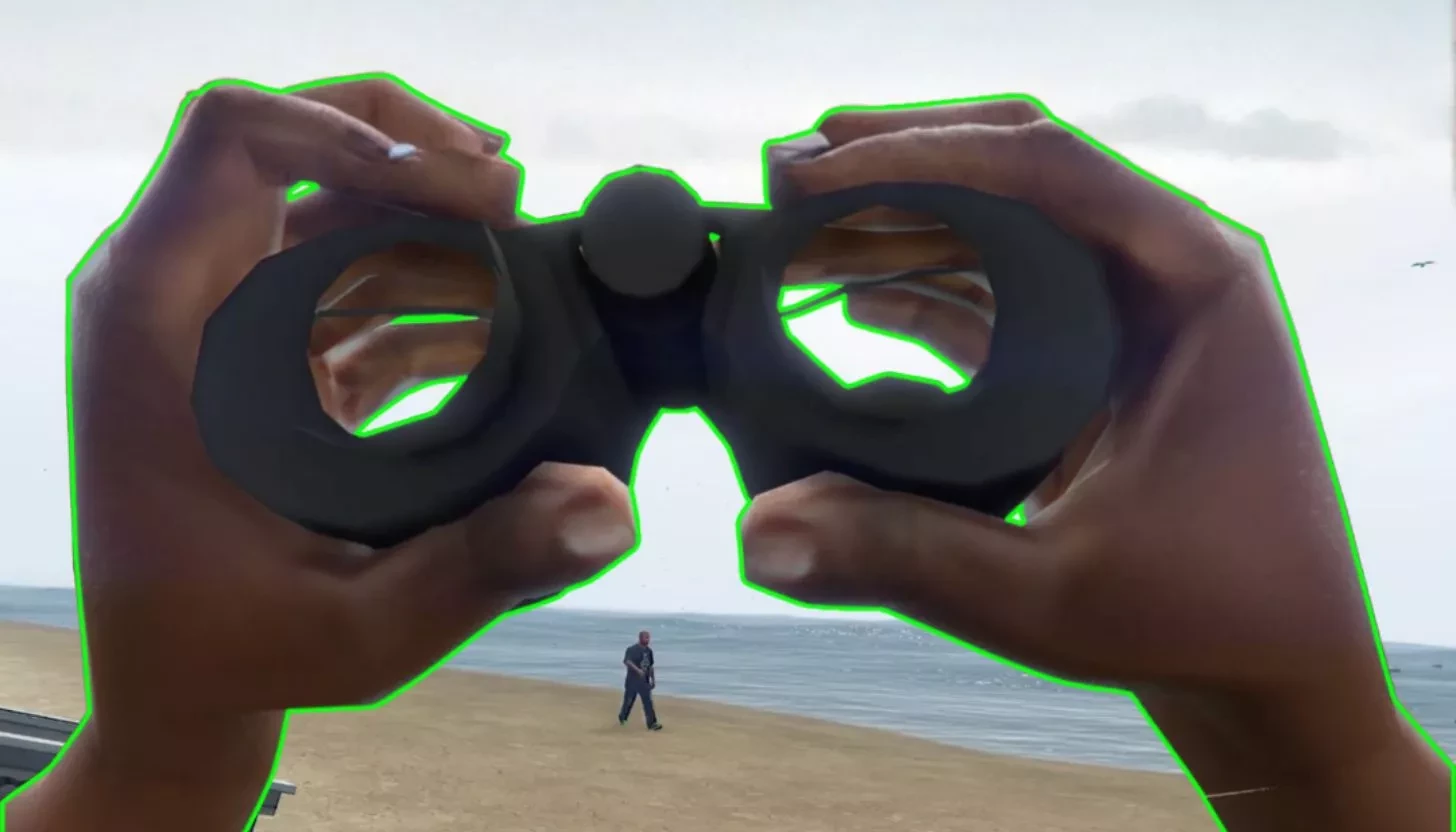 Mains tenant des jumelles noires, plage et mer grises au fond, silhouette au loin, contour vert.