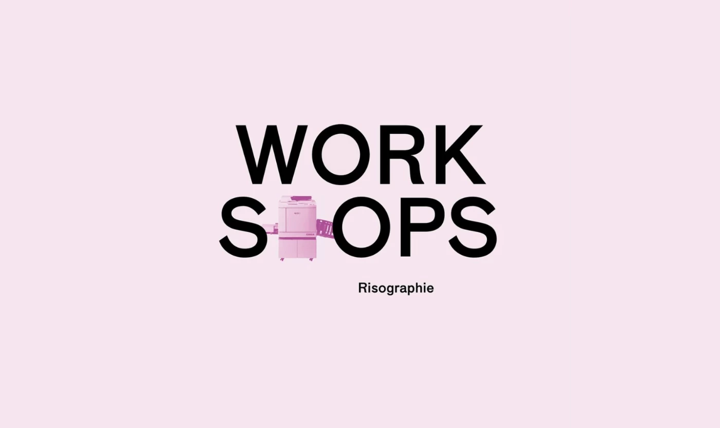 Fond rose pâle, grand titre noir «WORK STOPS» avec une imprimante rose, mention «Risographie».